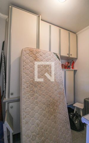 Apartamento à venda com 213m², 3 quartos e 2 vagas Apartamento à venda com 213m², 3 quartos e 2 vagasQuarto de Serviço