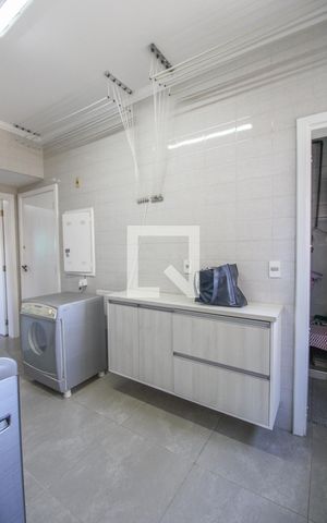 Apartamento à venda com 213m², 3 quartos e 2 vagas Apartamento à venda com 213m², 3 quartos e 2 vagasÁrea de Serviço