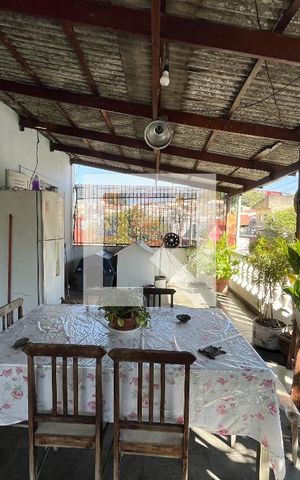 Casa à venda com 300m², 5 quartos e 2 vagas Casa à venda com 300m², 5 quartos e 2 vagasVaranda