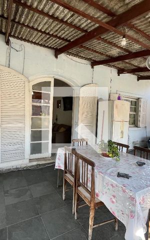 Casa à venda com 300m², 5 quartos e 2 vagas Casa à venda com 300m², 5 quartos e 2 vagasVaranda