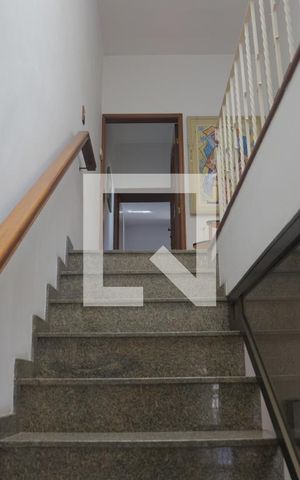 Casa à venda com 312m², 3 quartos e 2 vagasEscada