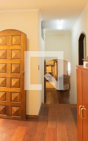 Casa à venda com 250m², 3 quartos e 3 vagas Casa à venda com 250m², 3 quartos e 3 vagasEscritório