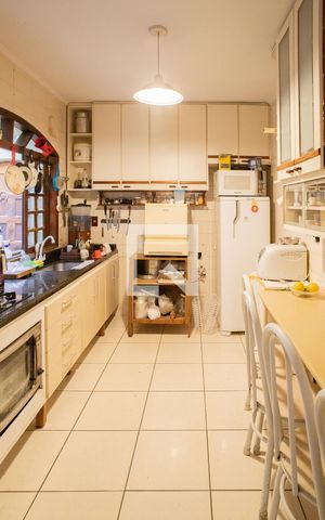 Casa à venda com 250m², 3 quartos e 3 vagas Casa à venda com 250m², 3 quartos e 3 vagasCozinha