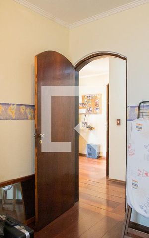 Casa à venda com 250m², 3 quartos e 3 vagas Casa à venda com 250m², 3 quartos e 3 vagasQuarto