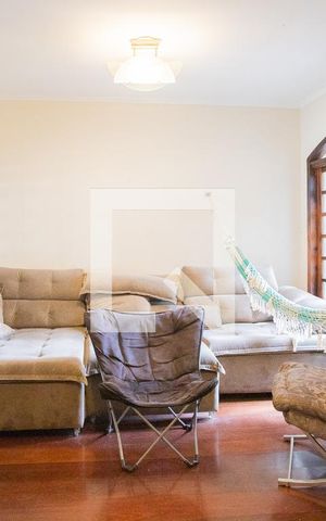Casa à venda com 250m², 3 quartos e 3 vagas Casa à venda com 250m², 3 quartos e 3 vagasSala