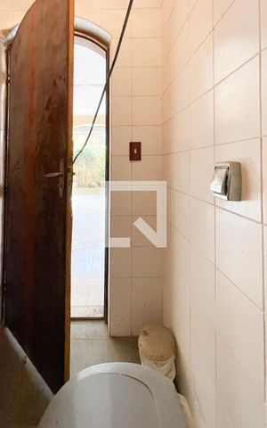 Casa à venda com 250m², 3 quartos e 3 vagas Casa à venda com 250m², 3 quartos e 3 vagasBanheiro de serviço