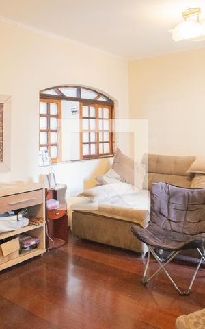 Casa à venda com 250m², 3 quartos e 3 vagas Casa à venda com 250m², 3 quartos e 3 vagasSala