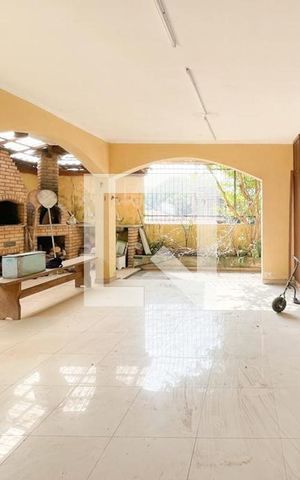 Casa à venda com 250m², 3 quartos e 3 vagas Casa à venda com 250m², 3 quartos e 3 vagasÁrea - Churrasqueira