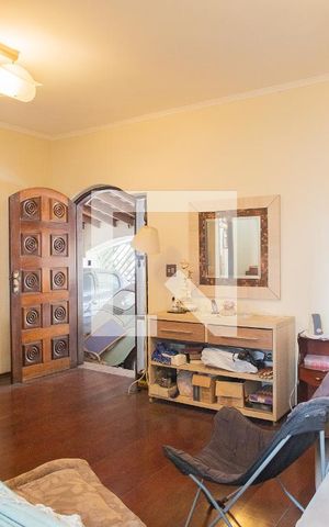 Casa à venda com 250m², 3 quartos e 3 vagas Casa à venda com 250m², 3 quartos e 3 vagasSala