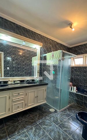 Casa de condomínio à venda com 350m², 4 quartos e 5 vagasBanheiro da Suíte 1