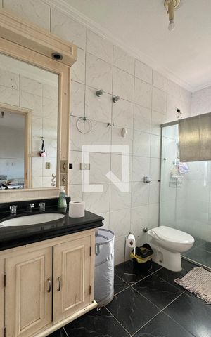 Casa de condomínio à venda com 350m², 4 quartos e 5 vagasBanheiro da Suíte 4