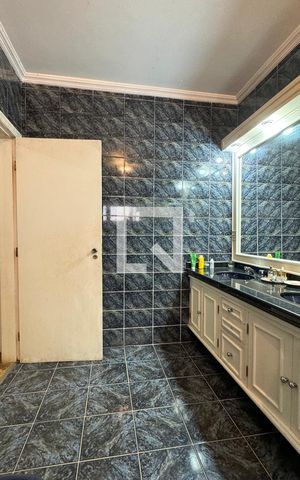 Casa de condomínio à venda com 350m², 4 quartos e 5 vagasBanheiro da Suíte 1