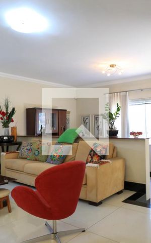 Casa à venda com 274m², 4 quartos e 4 vagas Casa à venda com 274m², 4 quartos e 4 vagasSala
