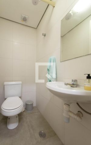 Apartamento à venda com 198m², 3 quartos e 3 vagas Apartamento à venda com 198m², 3 quartos e 3 vagasBanheiro de Serviço