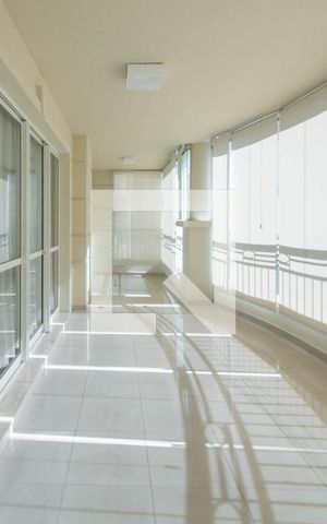 Apartamento à venda com 198m², 3 quartos e 3 vagas Apartamento à venda com 198m², 3 quartos e 3 vagasVaranda