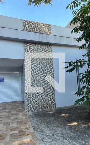 Casa à venda com 90m², 2 quartos e 3 vagas Casa à venda com 90m², 2 quartos e 3 vagasFachada