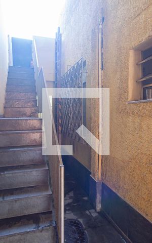 Casa à venda com 240m², 3 quartos e 2 vagas Casa à venda com 240m², 3 quartos e 2 vagasEscada