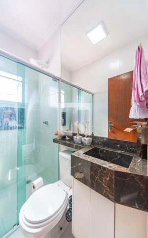 Casa de condomínio à venda com 140m², 2 quartos e 2 vagas Casa de condomínio à venda com 140m², 2 quartos e 2 vagasBanheiro do Quarto 2