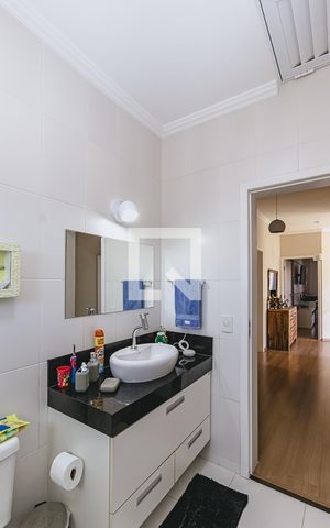 Casa de condomínio para alugar com 325m², 4 quartos e 4 vagas Casa de condomínio para alugar com 325m², 4 quartos e 4 vagasBanheiro 1