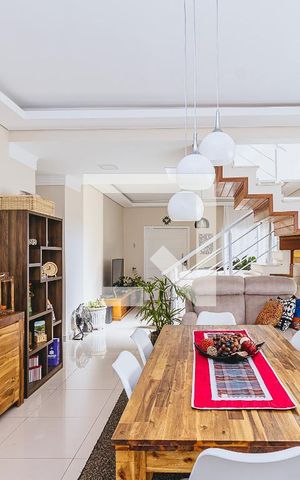 Casa de condomínio para alugar com 325m², 4 quartos e 4 vagas Casa de condomínio para alugar com 325m², 4 quartos e 4 vagasSala