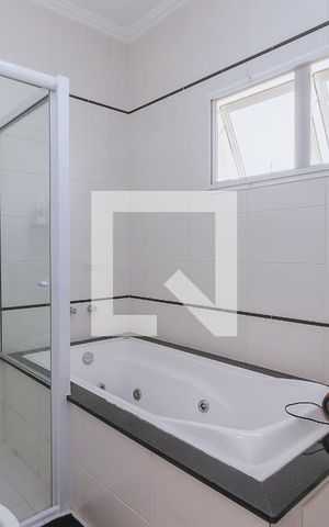 Casa de condomínio para alugar com 325m², 4 quartos e 4 vagas Casa de condomínio para alugar com 325m², 4 quartos e 4 vagasBanheiro Quarto 3