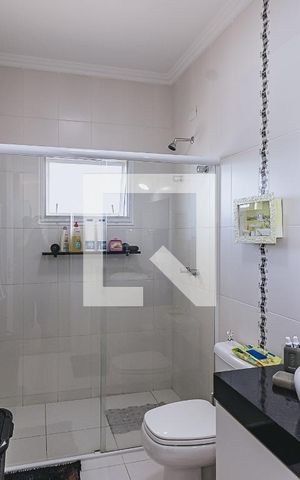 Casa de condomínio para alugar com 325m², 4 quartos e 4 vagas Casa de condomínio para alugar com 325m², 4 quartos e 4 vagasBanheiro 1