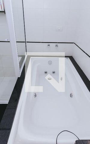 Casa de condomínio para alugar com 325m², 4 quartos e 4 vagas Casa de condomínio para alugar com 325m², 4 quartos e 4 vagasBanheiro Quarto 3