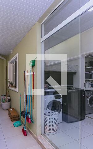 Casa de condomínio para alugar com 325m², 4 quartos e 4 vagas Casa de condomínio para alugar com 325m², 4 quartos e 4 vagasÁrea de Serviço