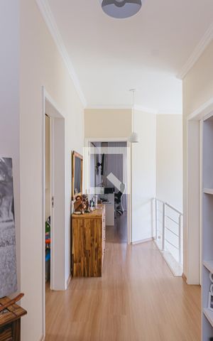 Casa de condomínio para alugar com 325m², 4 quartos e 4 vagas Casa de condomínio para alugar com 325m², 4 quartos e 4 vagasHall Quartos