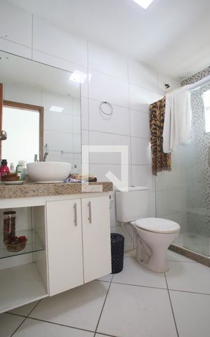 Casa de condomínio à venda com 300m², 5 quartos e 2 vagas Casa de condomínio à venda com 300m², 5 quartos e 2 vagasBanheiro da Suíte 1