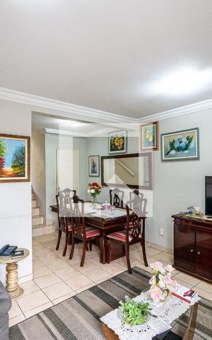 Casa à venda com 200m², 3 quartos e 2 vagas Casa à venda com 200m², 3 quartos e 2 vagasSala