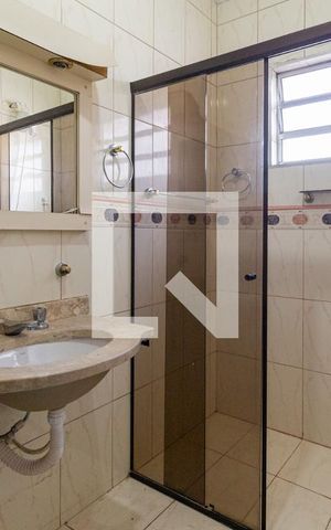 Casa à venda com 200m², 3 quartos e 2 vagas Casa à venda com 200m², 3 quartos e 2 vagasBanheiro