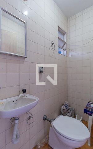 Casa à venda com 200m², 3 quartos e 2 vagas Casa à venda com 200m², 3 quartos e 2 vagasBanheiro