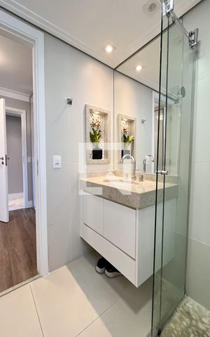 Apartamento à venda com 190m², 4 quartos e 2 vagas Apartamento à venda com 190m², 4 quartos e 2 vagasBanheiro da Suíte 1