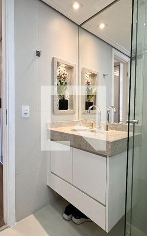 Apartamento à venda com 190m², 4 quartos e 2 vagas Apartamento à venda com 190m², 4 quartos e 2 vagasBanheiro da Suíte 1