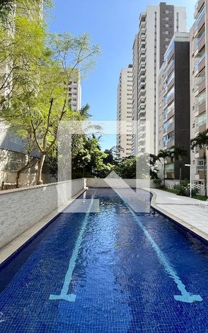 Apartamento à venda com 190m², 4 quartos e 2 vagas Apartamento à venda com 190m², 4 quartos e 2 vagasÁrea comum - Piscina