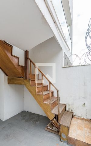 Casa à venda com 170m², 2 quartos e 1 vaga Casa à venda com 170m², 2 quartos e 1 vagaEscada