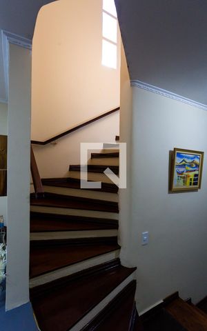 Casa à venda com 128m², 3 quartos e 2 vagas Casa à venda com 128m², 3 quartos e 2 vagasEscada
