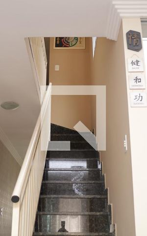 Casa à venda com 158m², 3 quartos e 4 vagasEscada - quartos para sala