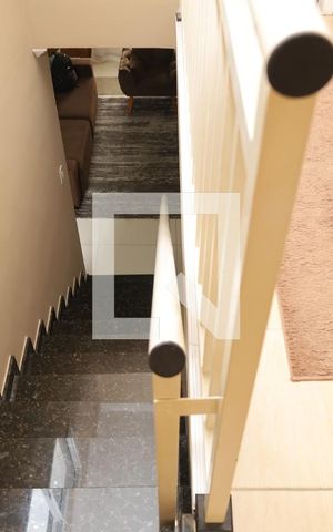Casa à venda com 158m², 3 quartos e 4 vagasEscada - quartos para sala