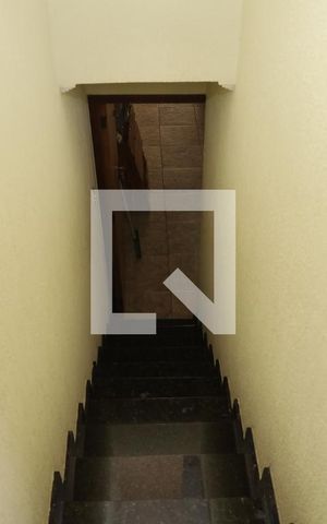 Casa à venda com 158m², 3 quartos e 4 vagasEscada para a Área de serviço - Descida