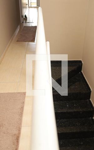 Casa à venda com 158m², 3 quartos e 4 vagasEscada - quartos para sala