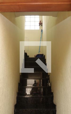 Casa à venda com 158m², 3 quartos e 4 vagasEscada da área de serviço - subida