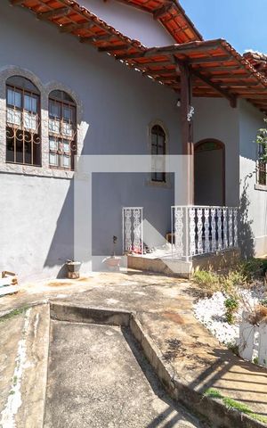 Casa à venda com 200m², 3 quartos e 1 vaga Casa à venda com 200m², 3 quartos e 1 vagaFachada