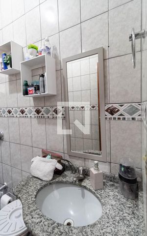 Casa à venda com 200m², 3 quartos e 1 vaga Casa à venda com 200m², 3 quartos e 1 vagaBanheiro social