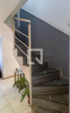 Apartamento à venda com 150m², 3 quartos e 3 vagas Apartamento à venda com 150m², 3 quartos e 3 vagasEscada