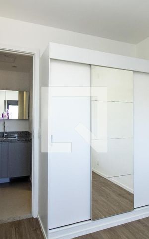 Apartamento à venda com 32m², 1 quarto e sem vaga Apartamento à venda com 32m², 1 quarto e sem vagaQuarto, armário de porta espelhada