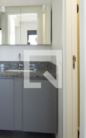Apartamento à venda com 32m², 1 quarto e sem vaga Apartamento à venda com 32m², 1 quarto e sem vagaCorredor com lavabo - pia e espelho.