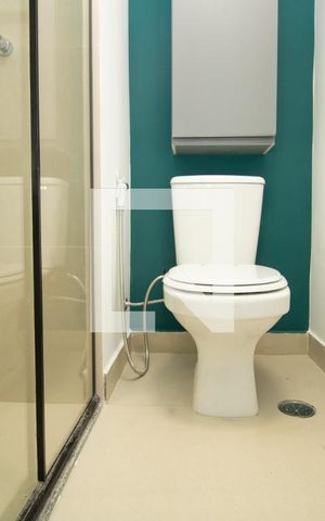 Apartamento à venda com 32m², 1 quarto e sem vaga Apartamento à venda com 32m², 1 quarto e sem vagaBanheiro, louça sanitária e duchinha.