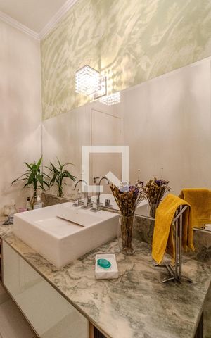 Casa à venda com 374m², 4 quartos e 3 vagas Casa à venda com 374m², 4 quartos e 3 vagasLavabo